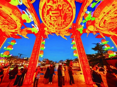 在夫子庙核心展区，棂星门、文德桥、文源桥三处大型主题灯组惊艳亮相。