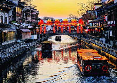 在十里秦淮水上展区，华灯初上时的十里秦淮尽显江南水乡的繁华与雅致。