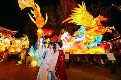 在大成殿展区，市民游客在灯组前合影留念。