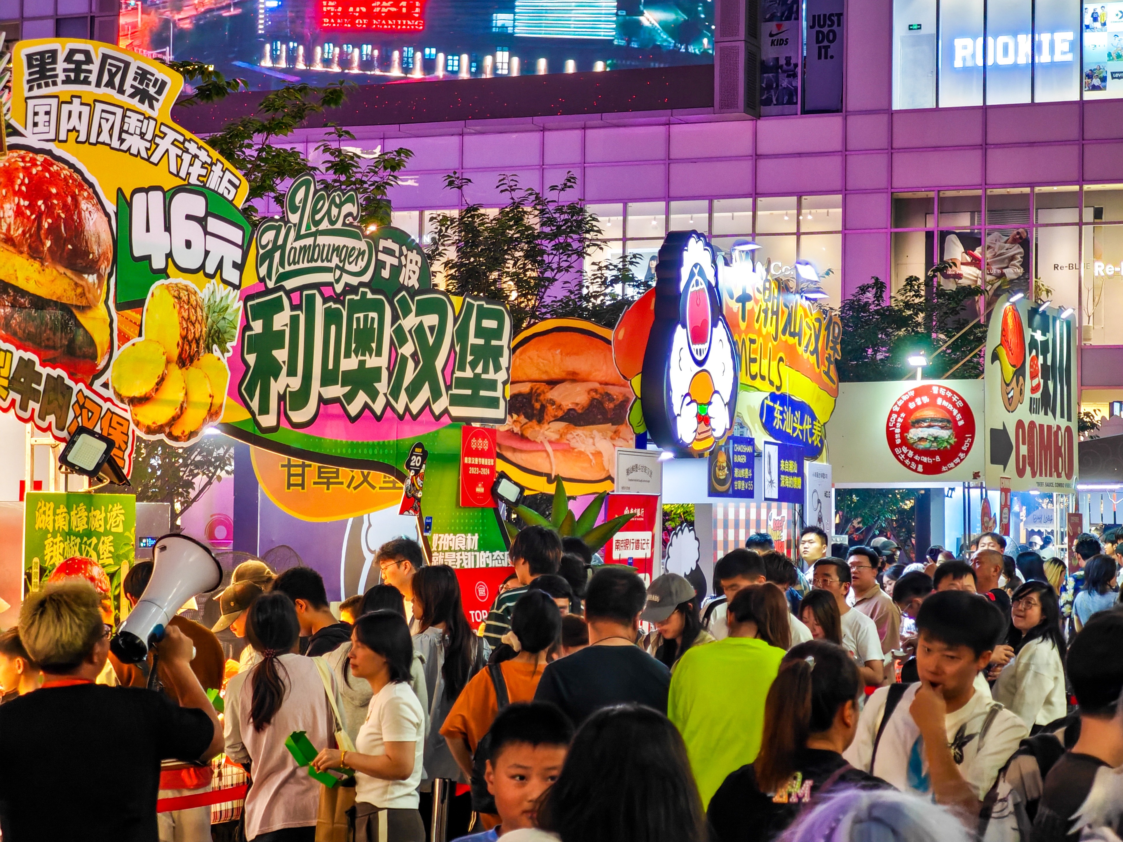 2025年“五一”假期夜间,2025汉堡节全国巡展在建邺元通商圈启幕。超30家知名汉堡品牌汇聚南京,以多元美味点燃食客热情,为消费者带来舌尖盛宴,同时有效激发夜间消费活力,强力拉动区域夜经济发展。南京日报/紫金山新闻记者 段仁虎 摄
