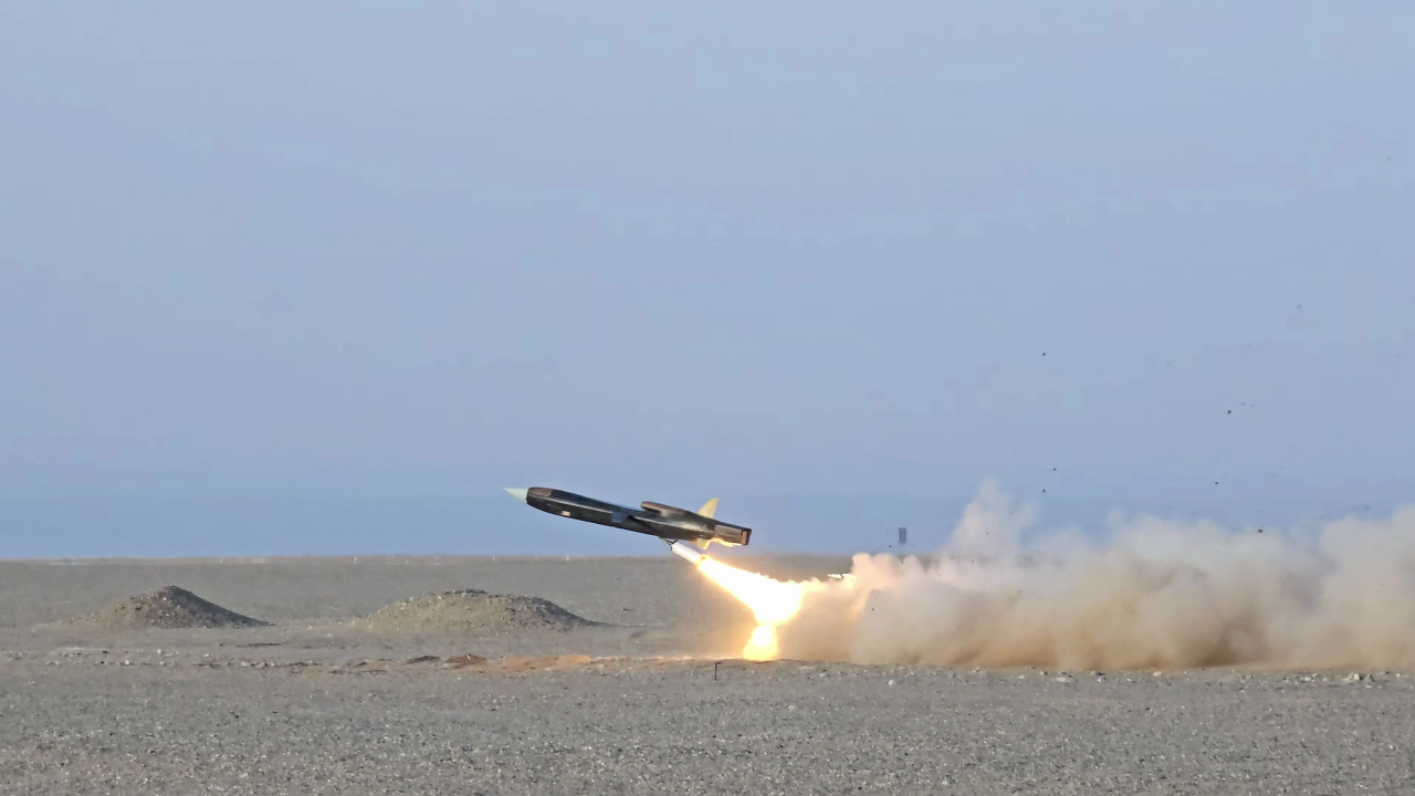 CK300TVC技术验证机在西北大漠成功完成试飞。南京航空航天大学供图