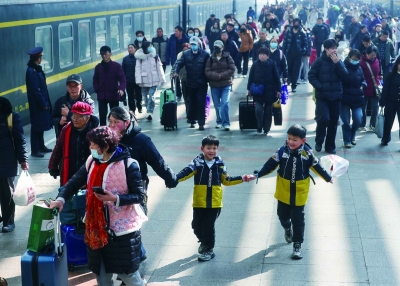 人们拎着大包小包，装满对家人的爱与思念，踏上归家的旅程。