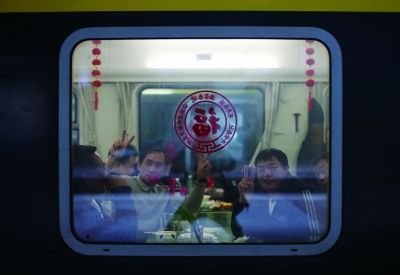 南京站站台，返乡乘客对着镜头互动。