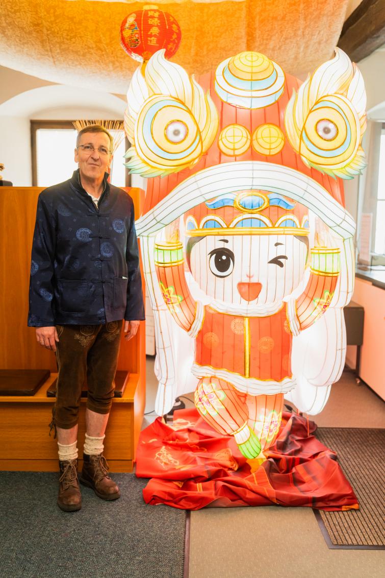 迪特福特市市长贝恩德·麦尔与“小状元”灯彩。