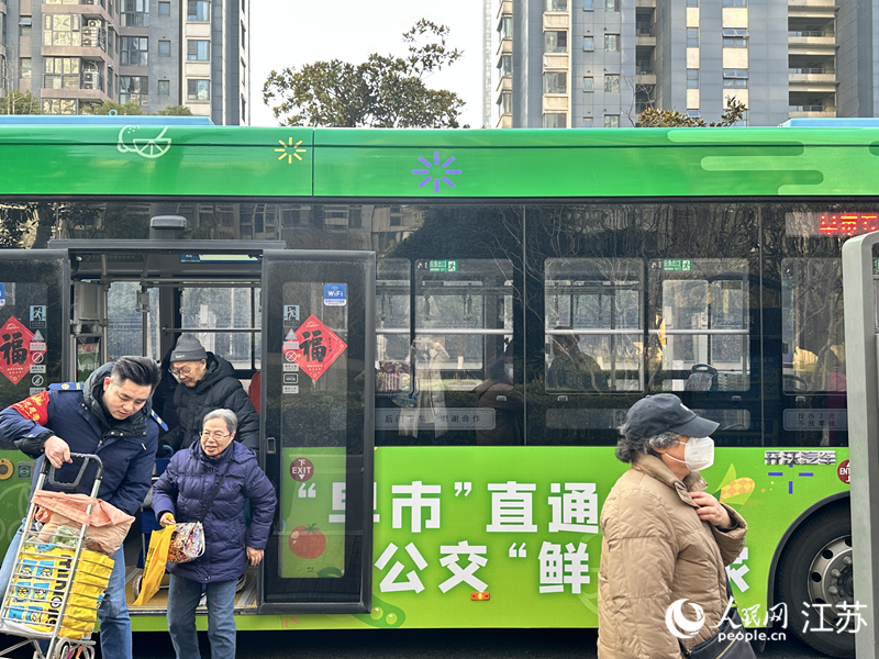 “早市专线”到站,司机帮助居民搬菜。人民网 王纯摄