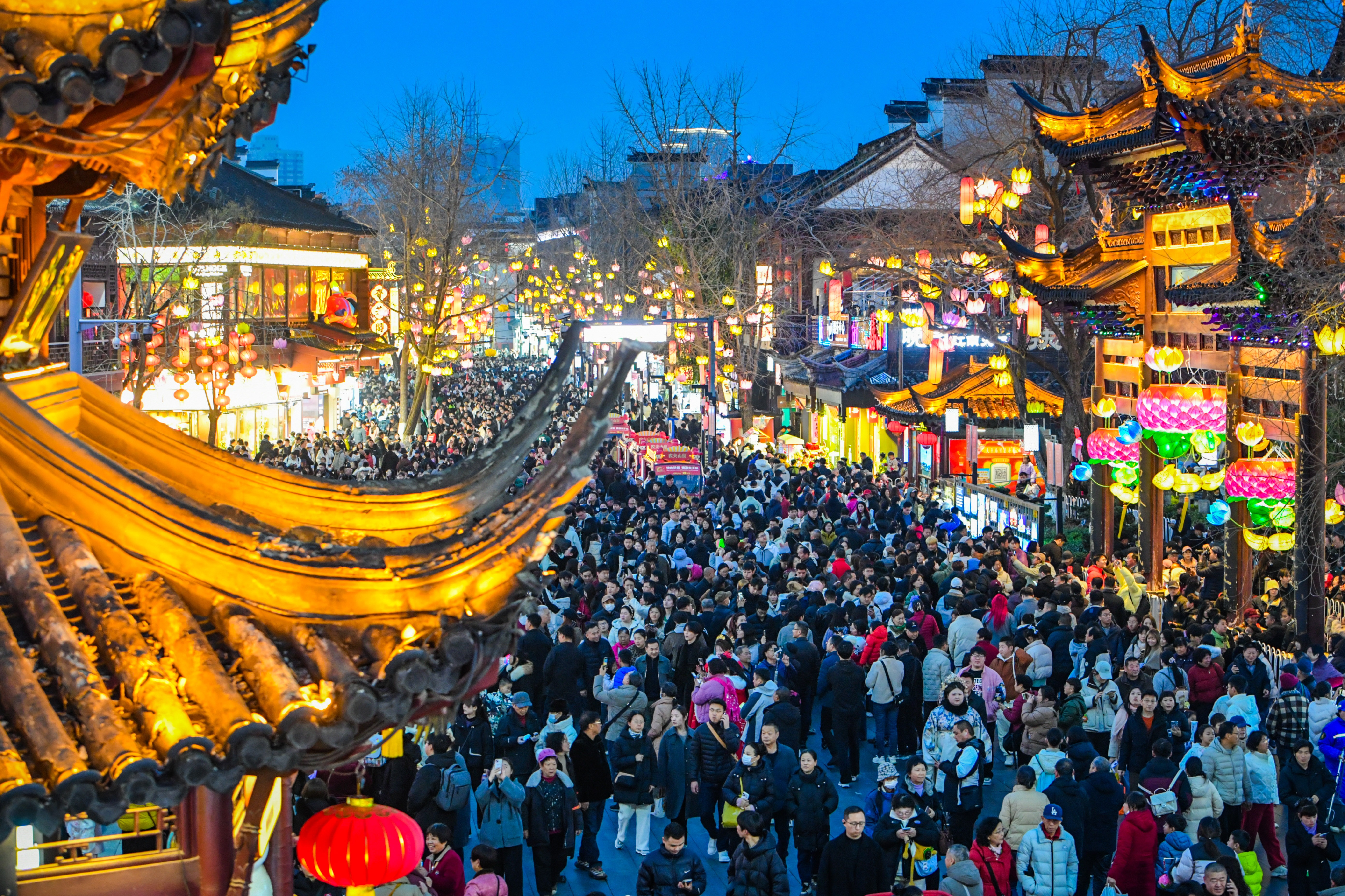 农历正月十五,南京秦淮河畔花灯璀璨,人潮如织,市民游客有序赏灯,在流光溢彩中共度元宵佳节。