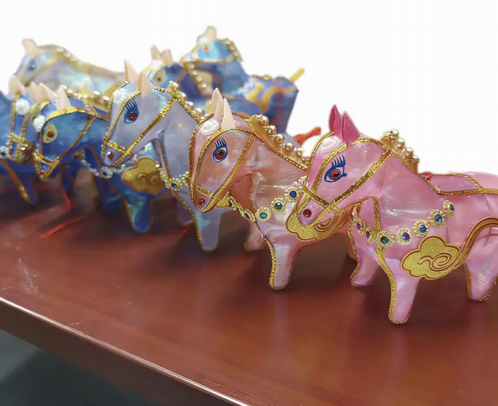 曹真荣女儿曹红制作的生肖花灯