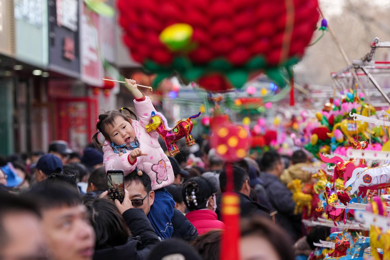 2月17日,一名小朋友和家人在夫子庙灯市游览。李博 摄
