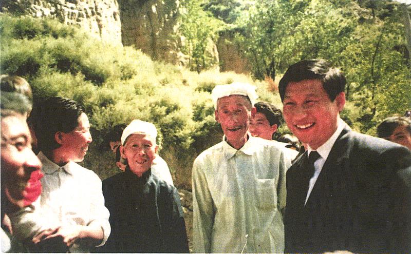 1993年9月27日，习近平回到梁家河看望乡亲们。