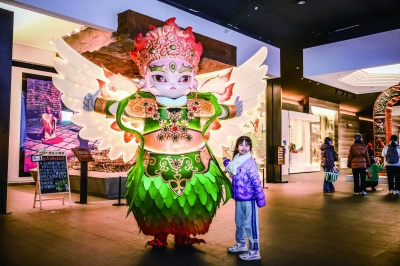 春节假期，大报恩寺遗址景区，巨型瑞兽人偶互动吸睛。