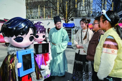 在江宁织造博物馆，机器人与市民游客玩起了飞花令。