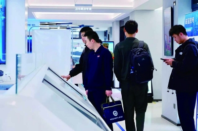 南京数字零工市场内举行线上线下招聘会。 市场供图