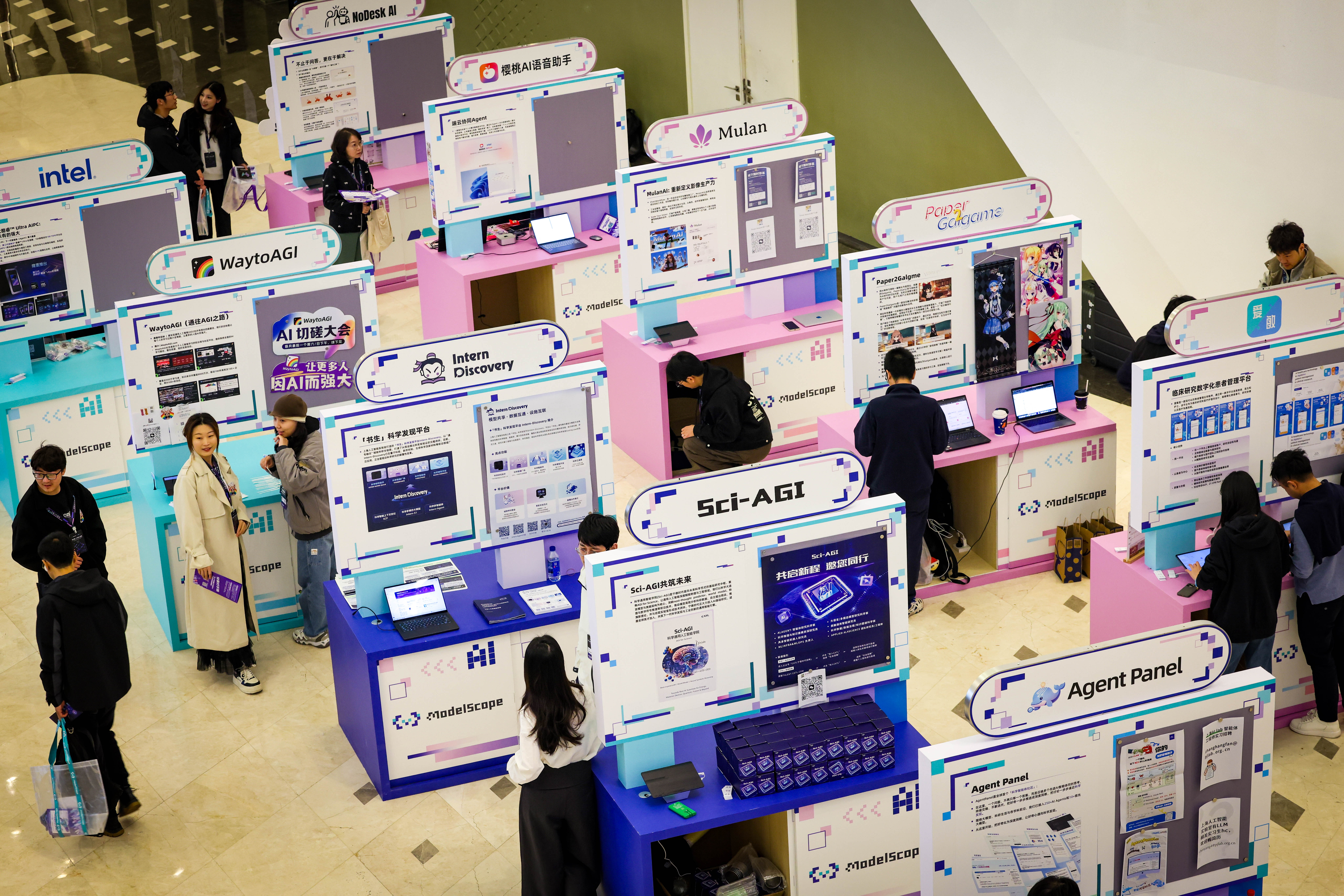 3月22日，智汇金陵・AI 开源人才峰会暨魔搭开发者大会举行，全球顶尖科研机构、头部企业、投资机构与青年开发者齐聚南京，集中展示南京在人工智能、具身智能、开源生态建设等领域的硬核实力，搭建起技术交流、产业协同、人才集聚的国际化平台。图为会场外，来自全国各地的100多家AI团队集中“摆摊”，展示最新技术与产品。南京日报/紫金山新闻记者 段仁虎 摄