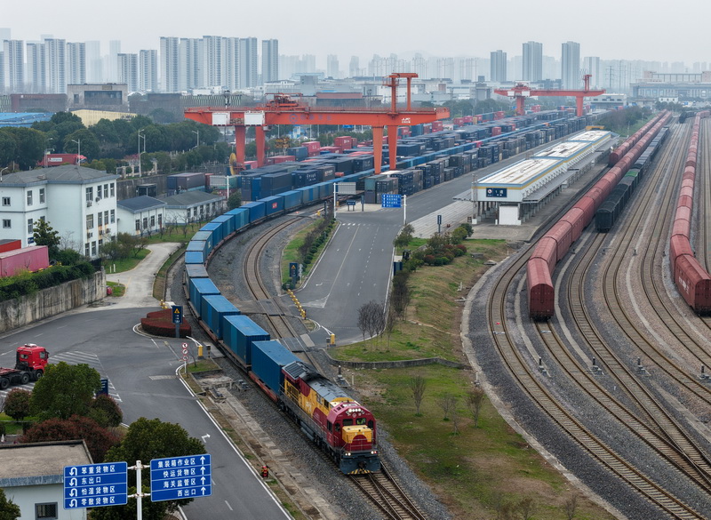 连日来,南京物流中心尧化门站作业繁忙,截至3月23日,发运货物同比增长54.5%。