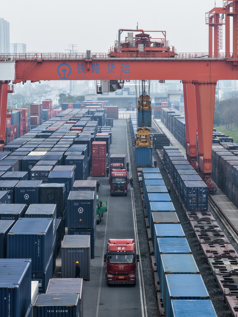 按照当前运输进度,预计一季度南京货物运输量将完成2.4万车、102.5万吨,整体货运业务保持稳健增长态势。图为忙碌的尧化门营业部。