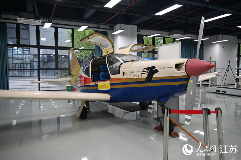 中航研究院研究生院实验室。人民网 李静晔摄