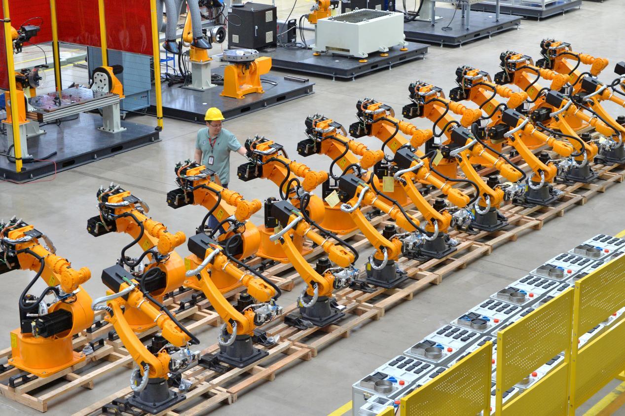 国家级专精特新“小巨人”埃斯顿，从生产伺服电机起家，到转型自动化核心部件和工业机器人研发制造，经过多年发展，已成长为国产工业机器人行业“龙头”。