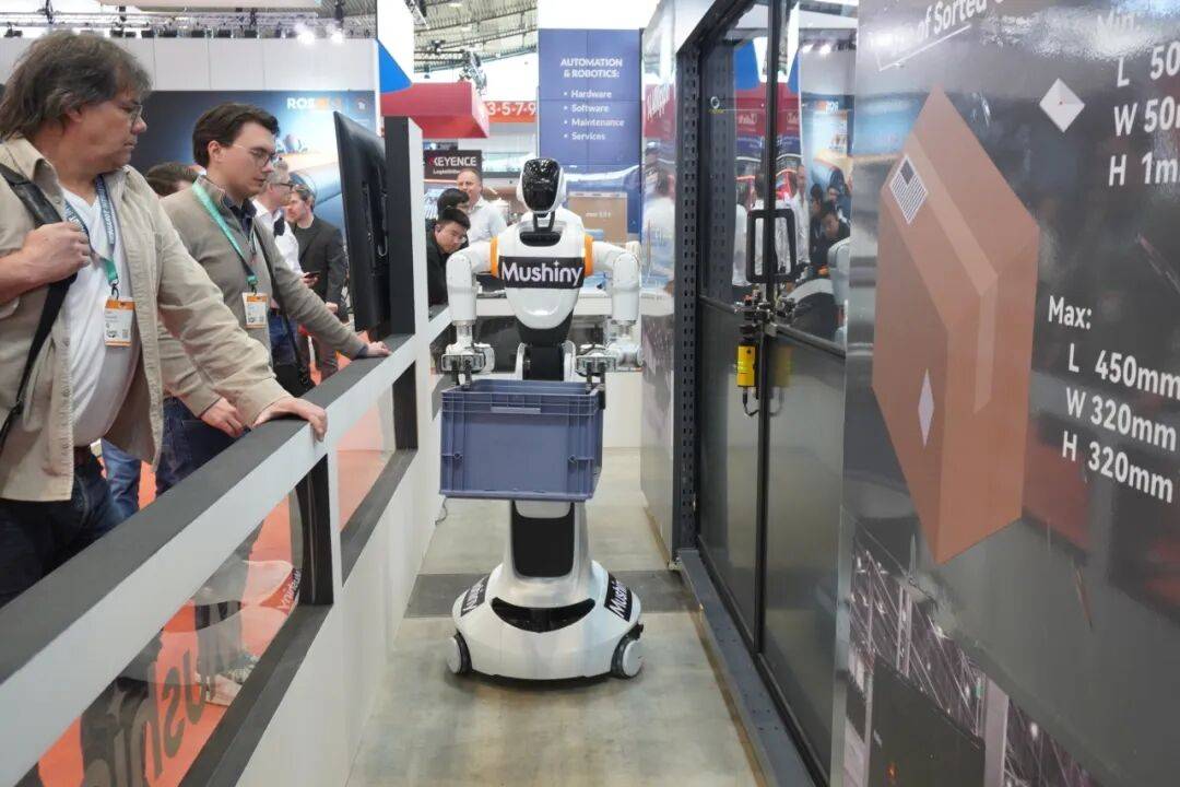 前不久在德国举行的全球内部物流领域的权威盛会——LogiMAT2026展会上，牧星机器人的展台人气火爆。企业的人形机器人与3D Sorter Max首次同台协同作业，搭建起“分拣+换箱”的无人化闭环。