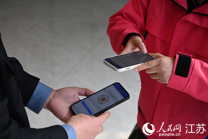 检查开始前,企业人员扫描“入企码”。 人民网记者 鞠峰摄