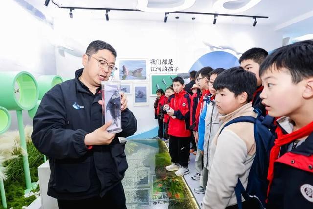走进南京长江水生生物多样性主题馆，“源起、逐浪、润泽、千舟、奋楫”五大板块串联起整个空间，从长江的源头活水到奔腾入海，从古老的水生生物演化到现代生态保护，系统讲述着人与自然和谐共生的故事，让科普不再枯燥。