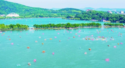 “五一”假期,玄武湖景区市民游客络绎不绝,在湖光山色中乐享美好假期。 通讯员 常成 南京日报/紫金山新闻记者 孙中元 摄
