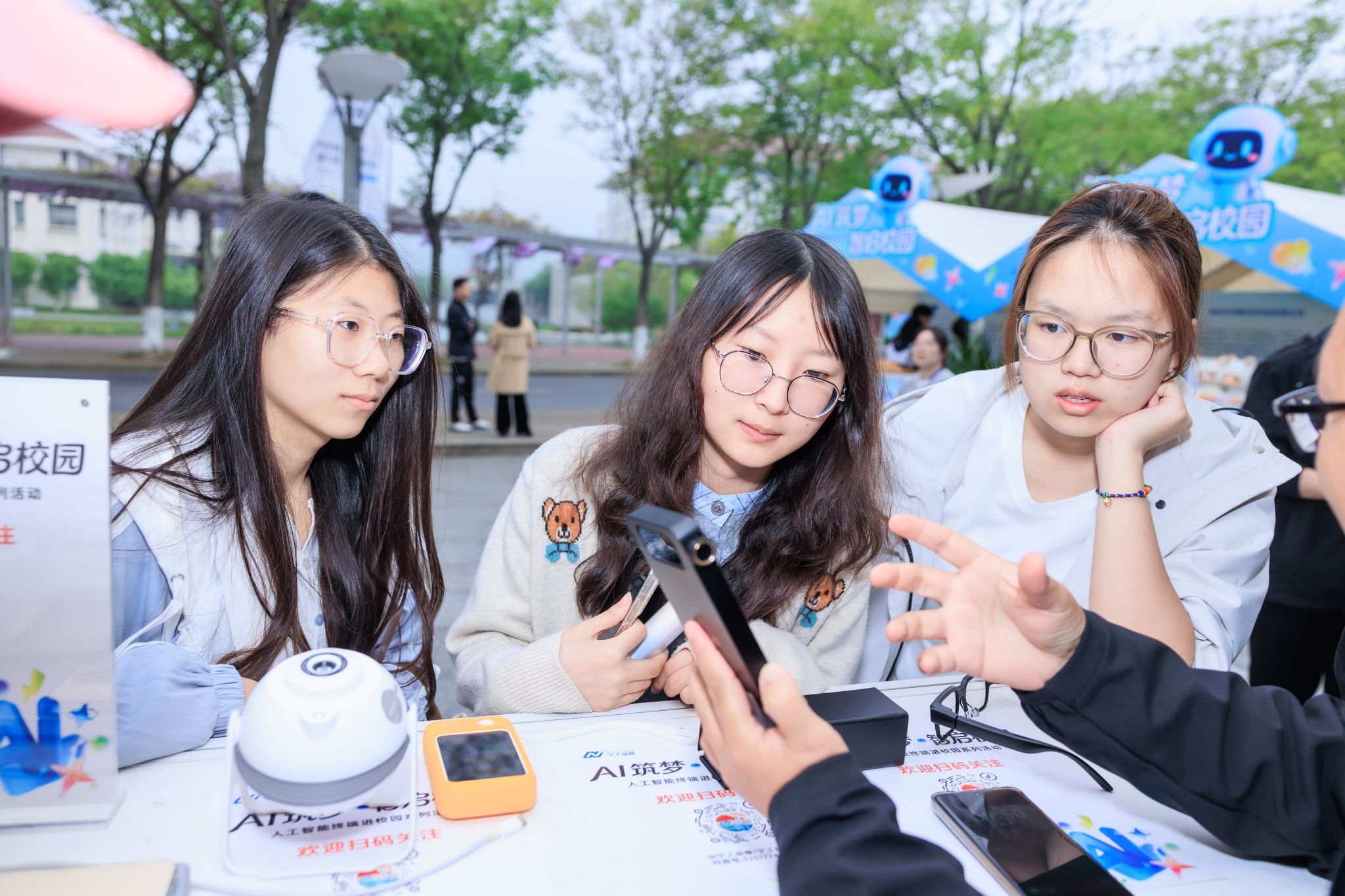 4月20日至21日,由南京市工信局指导的“AI筑梦 智启校园”人工智能终端进校园系列活动在金陵科技学院举办。