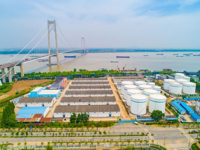 在南京国家粮食储备库,24幢仓房整齐排列,26个总罐容14万吨的油罐巍然矗立。