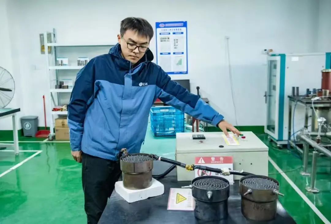 亿达天地凭借“S型金属蜂窝载体”核心技术，成为推动产业绿色转型的“关键齿轮”。“张雪机车”也安装了这一核心零部件。